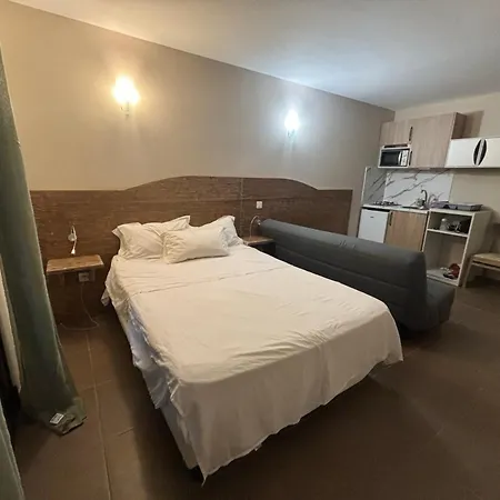 4 Personnes Avec Piscine - Le Petit Empereur