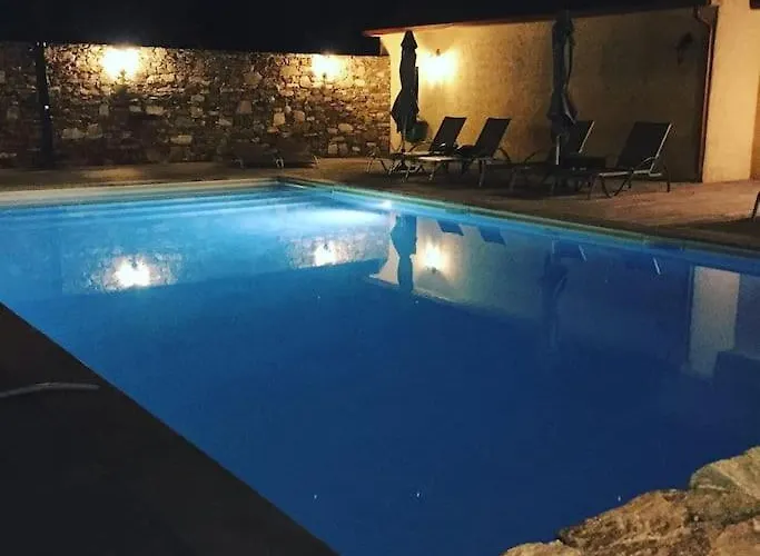 4 Personnes Avec Piscine - Le Petit Empereur *